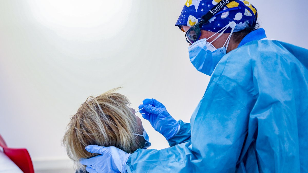 Sevilla vuelve a liderar el aumento diario de contagios confirmados.