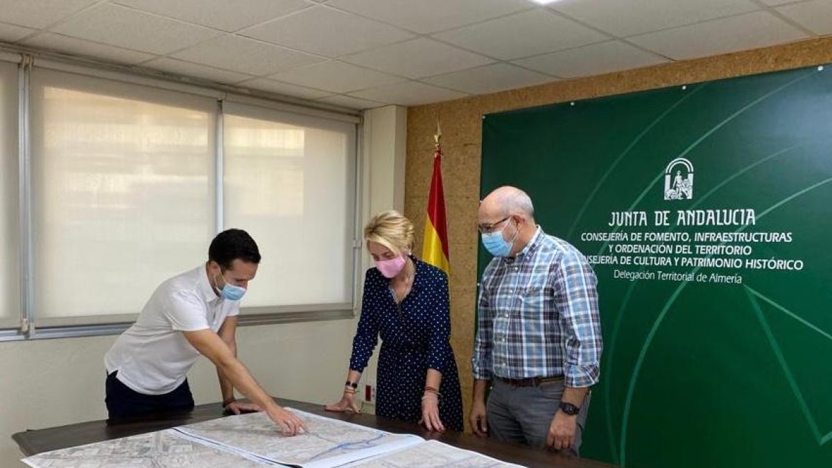 Reunión de Eloísa Cabrera con el equipo redactor del acceso norte