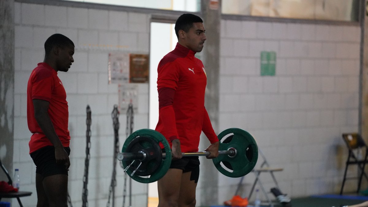Samú Costa trabajando en la zona mixta del Estadio.