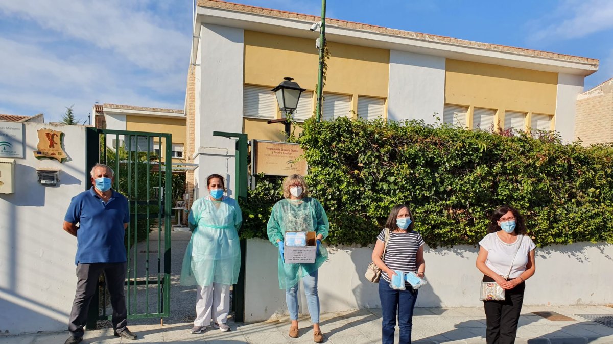 Ediles del PSOE entregan el material a la residencia comarcal.