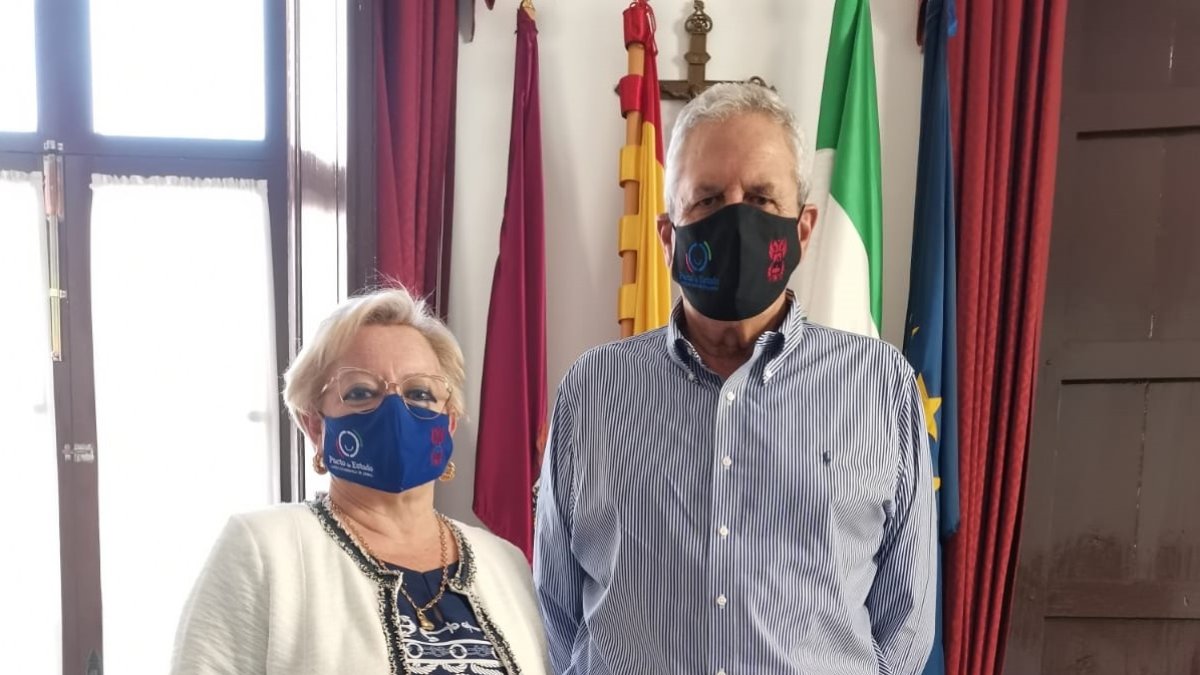 El alcalde y la edil con las mascarillas.