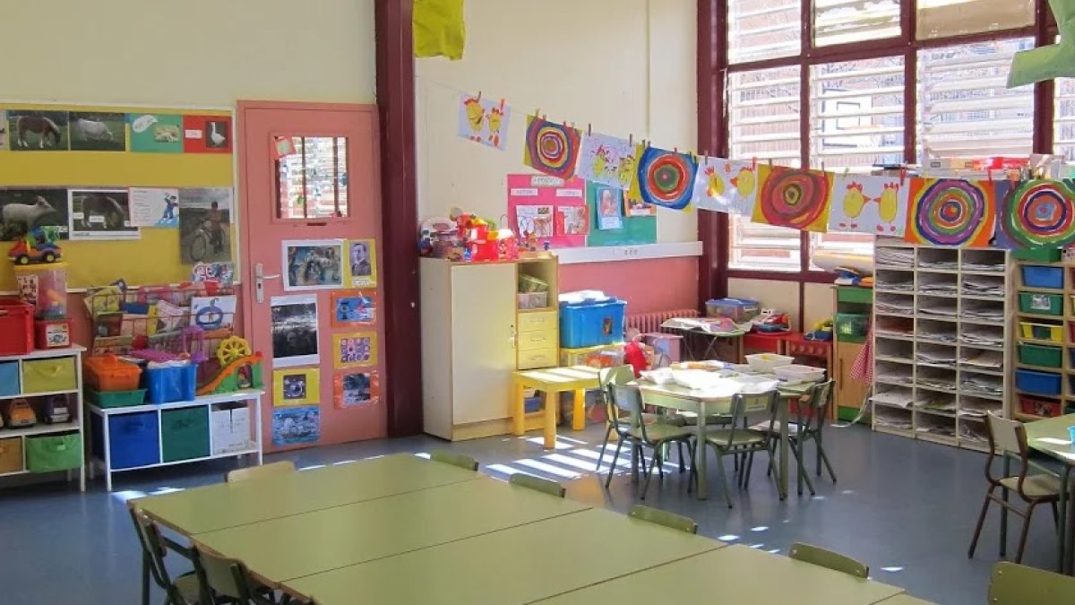 Imagen de archivo de un aula vacía.