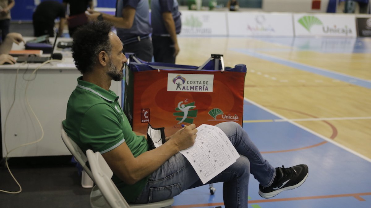 Manolo Berenguel atento a sus jugadores en el Moisés Ruiz.