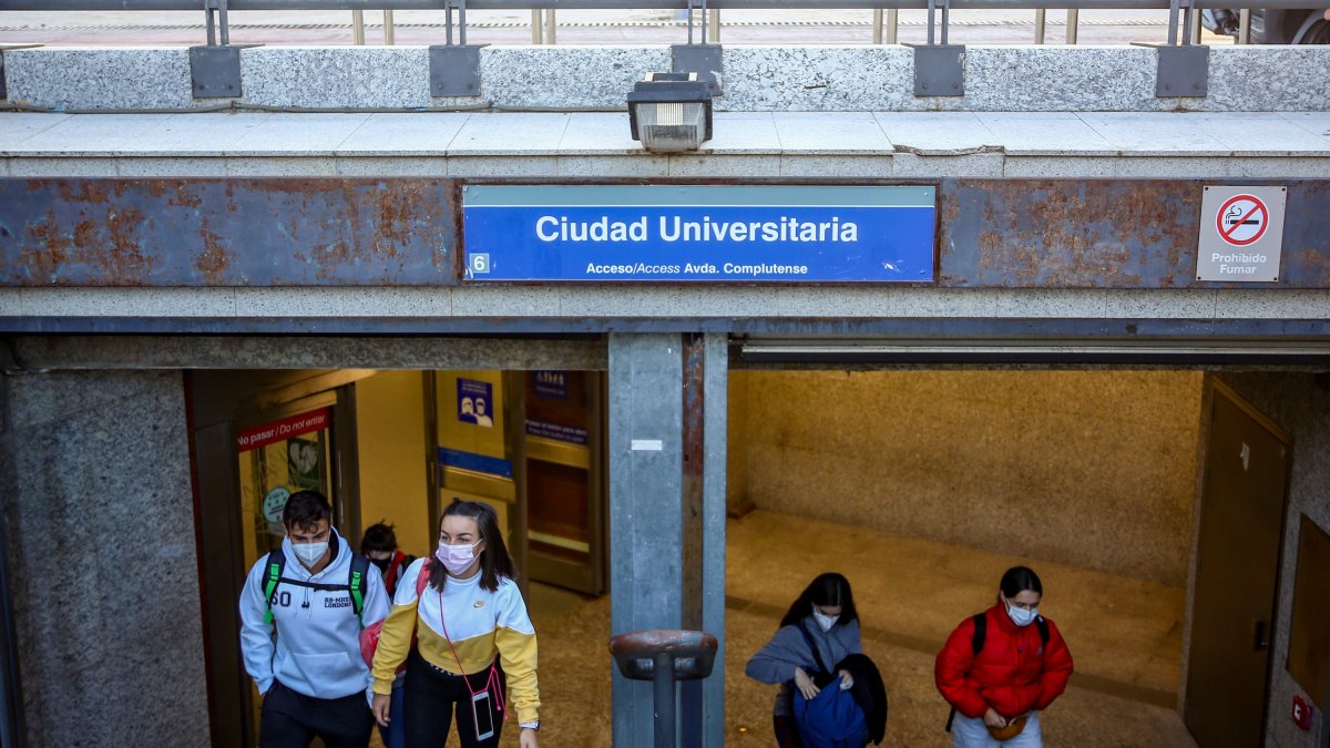 Varios jóvenes salen del Metro de Ciudad Universitaria durante el primer día laborable con restricciones de movilidad en Madrid.