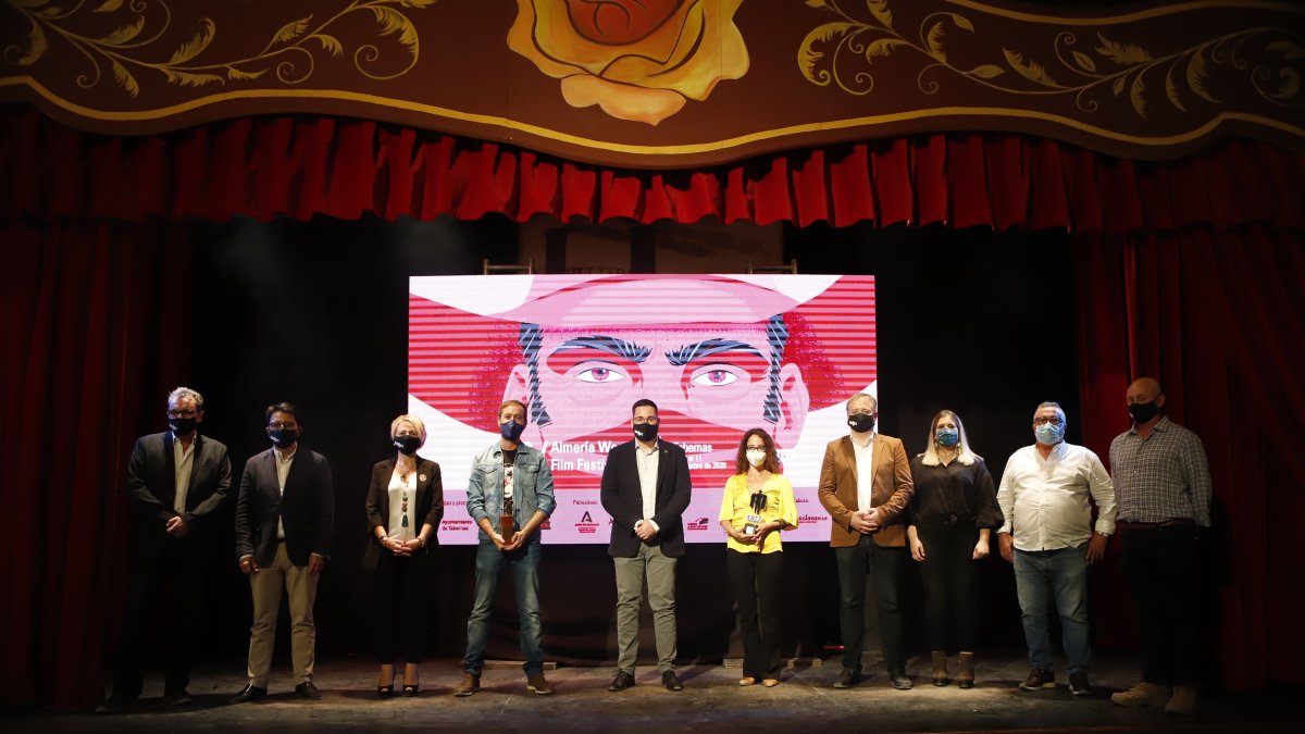 Foto de familia tras la gala inaugural del Almería Western Film Festival.