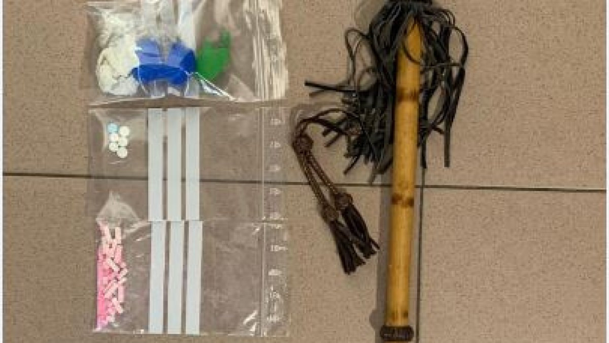 La Policía Nacional intervino un bastón de madera con punta metálica y 24 pastillas de diferentes sustancias estupefacientes.