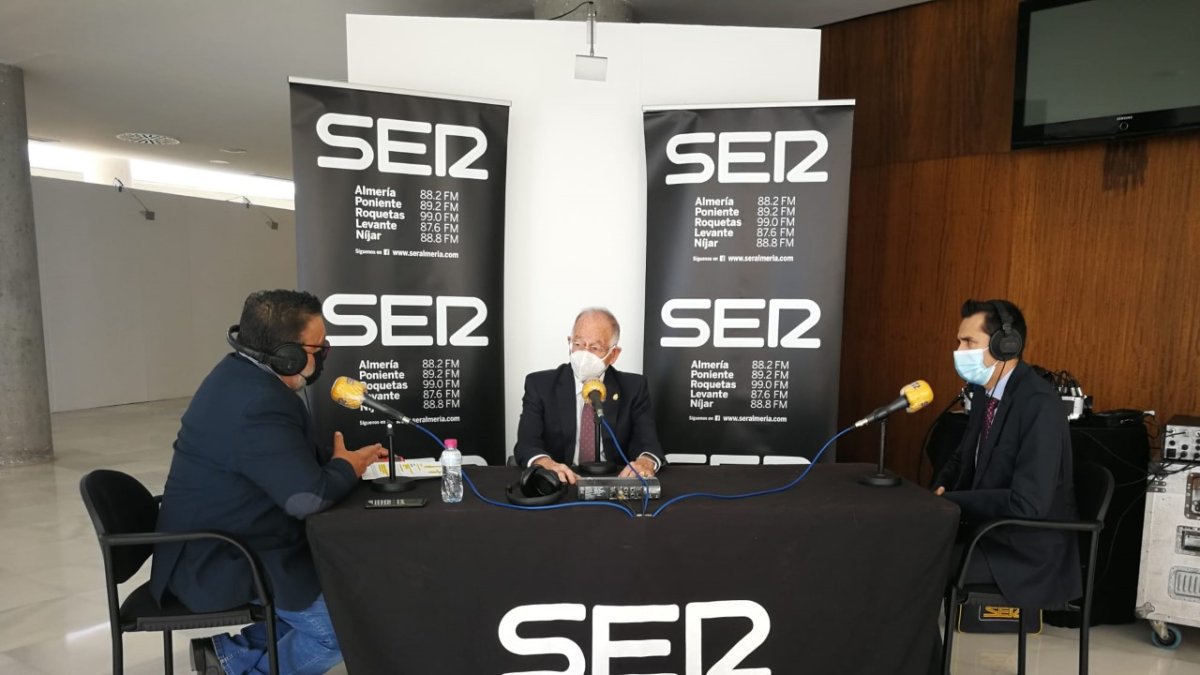 Gabriel Amat, ante los micrófonos de SER Almería.