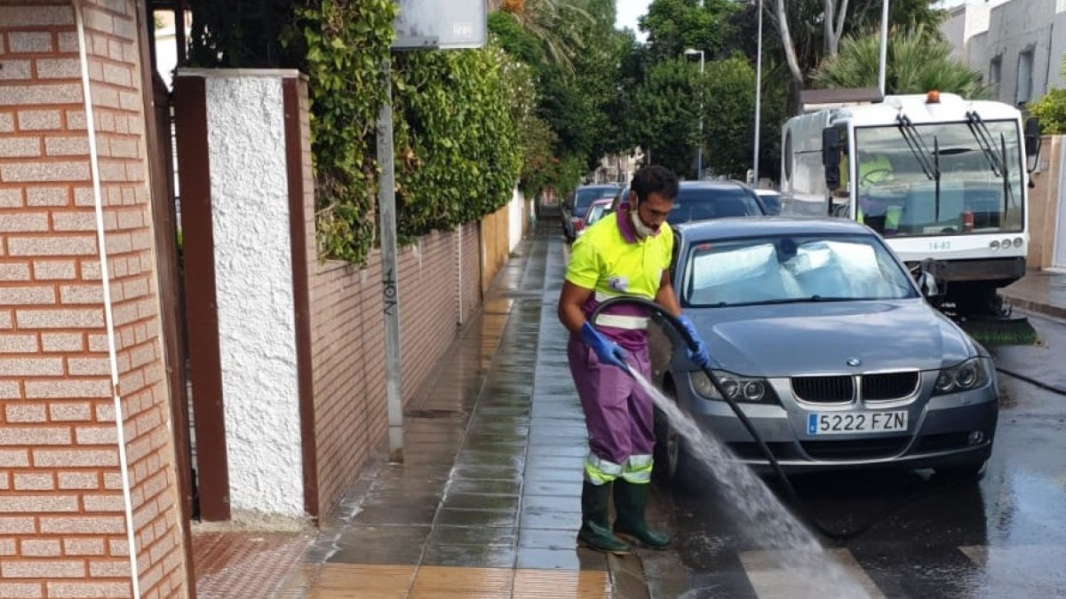 Un operario municipal en labores de limpieza.