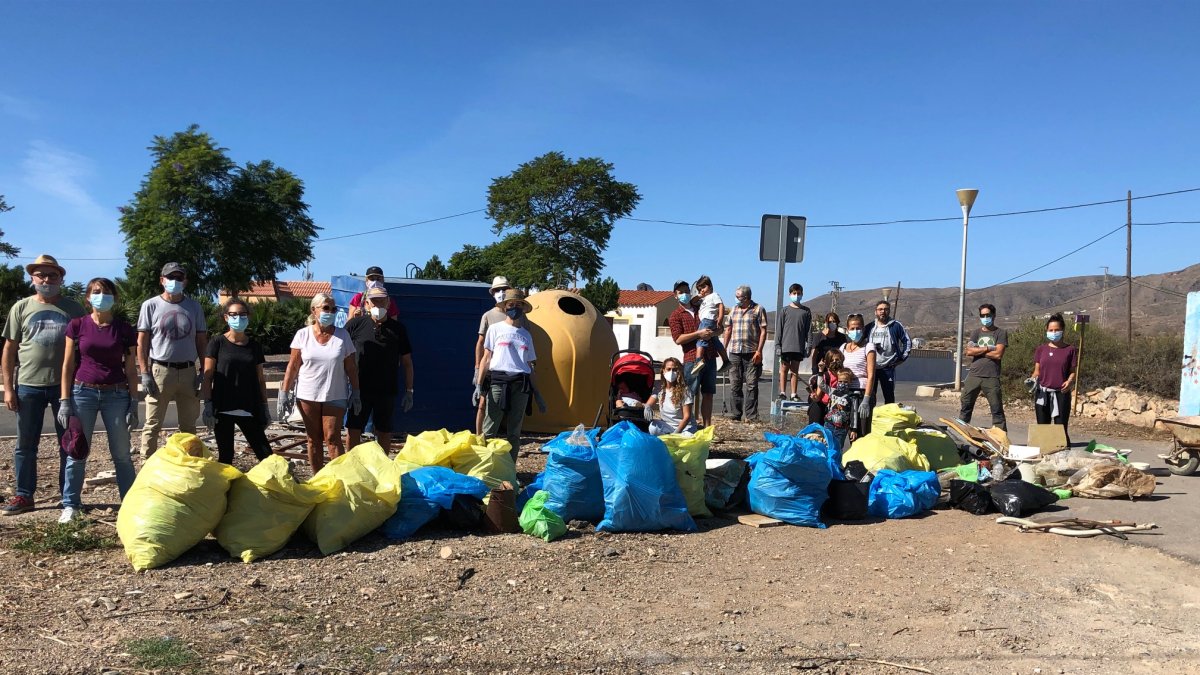 Los participantes recogieron y clasificaron los residuos en diferentes categorías.