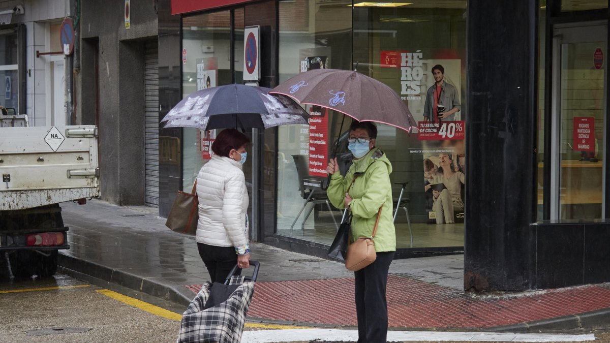 Dos personas con mascarilla en Navarra.