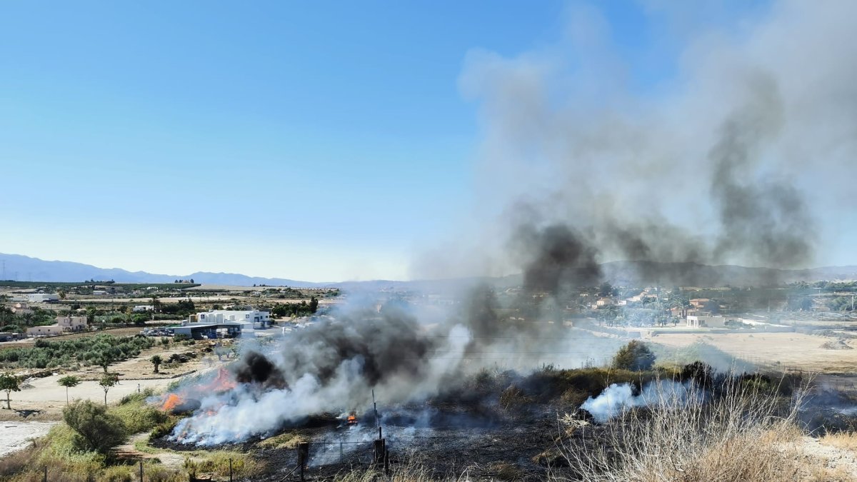 La nube de humo es bastante visible desde diferentes puntos del municipio.