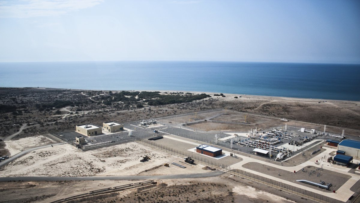 Instalaciones de la empresa Medgaz en la playa almeriense de El Alquián.