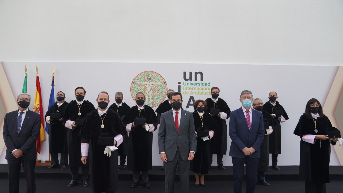 Los rectores junto al presidente de la Junta.