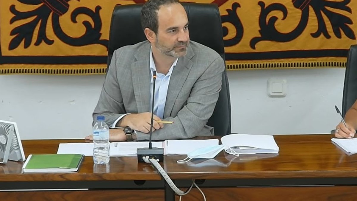 El alcalde carbonero durante un Pleno.