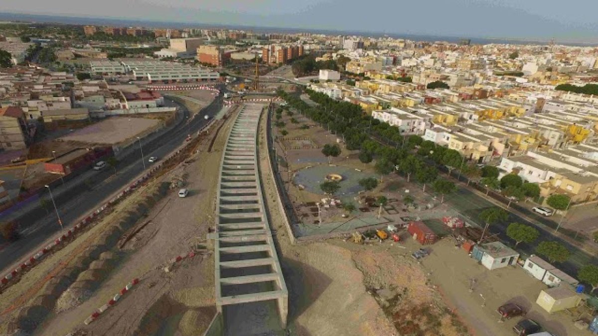 Vista aéra del tramo de El Puche, primera fase soterrada de la integración ferroviaria en la ciudad.