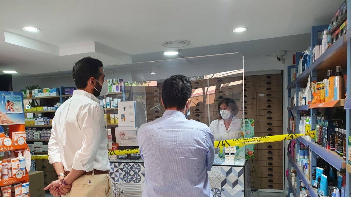 Ramón Fernández-Pacheco y Carlos Sánchez visitando una farmacia de la ciudad