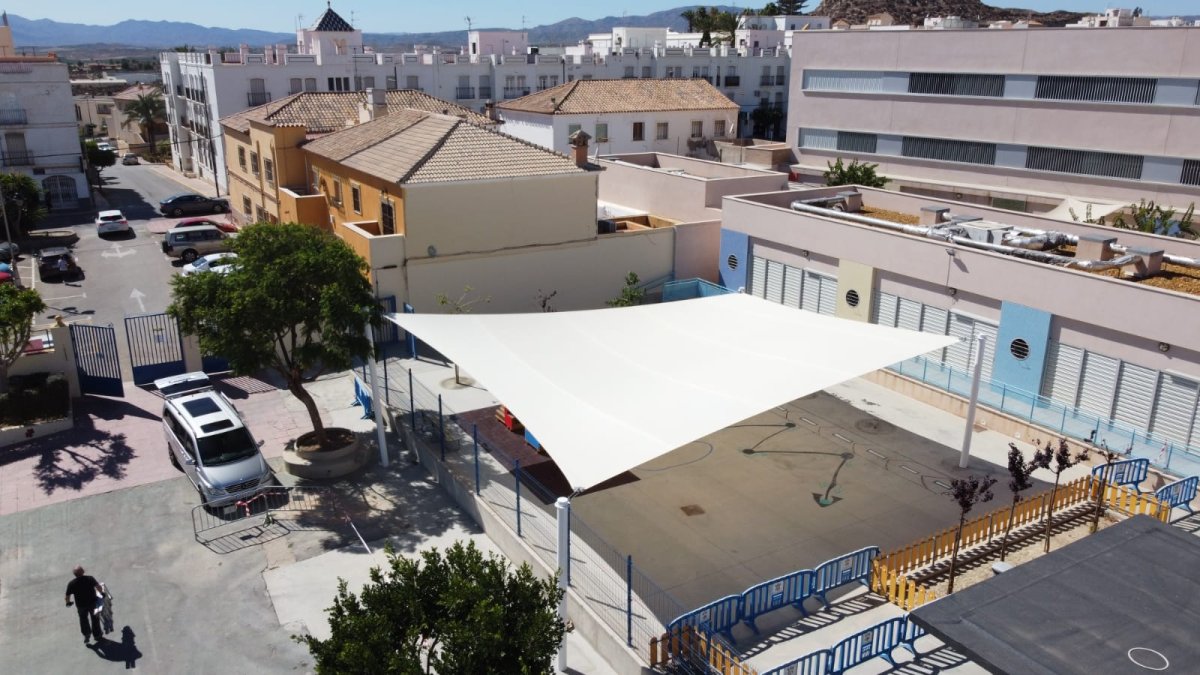 Uno de los toldos instalados.