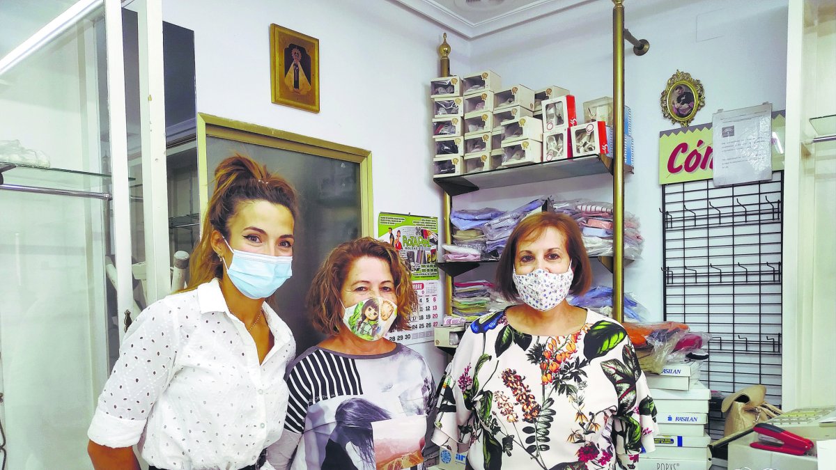 Tania Fernández, Antonia Espinosa y Mª Ángeles Alonso en la tienda