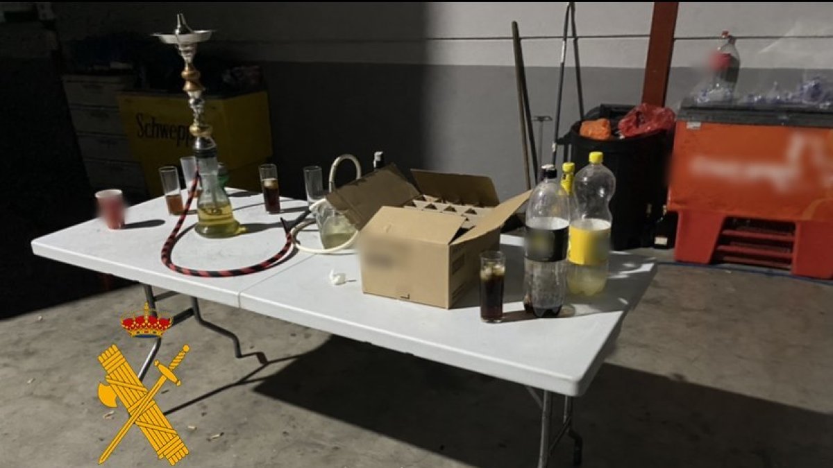 Restos de la fiesta desmantelada en Benahadux.