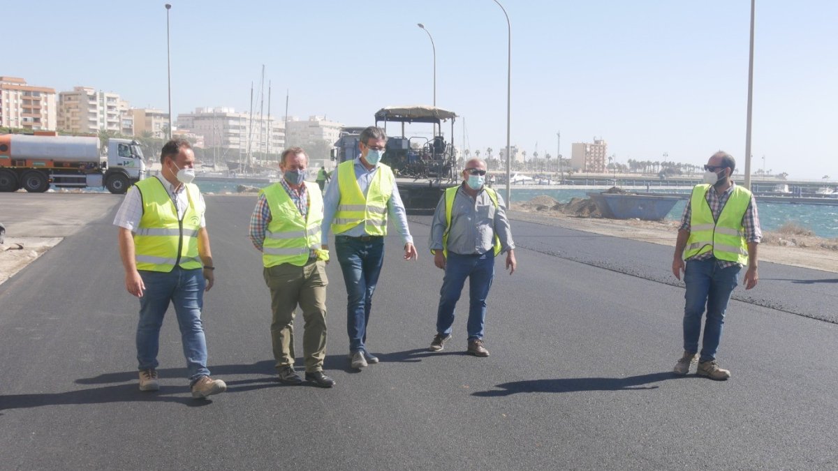Visita del alcalde a las obras realizadas en el puerto.