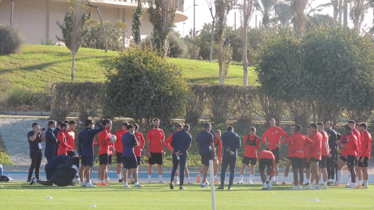 Charla de José Gomes al equipo en el último entrenamiento.