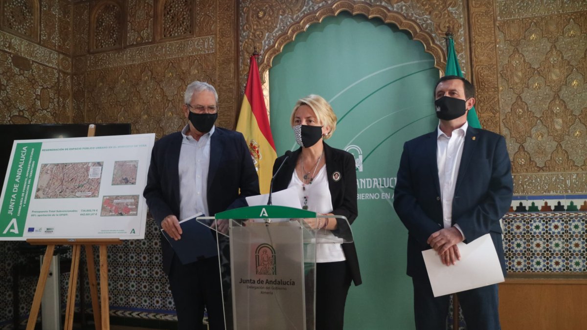 Los alcaldes de Vera (izquierda) y Abla (derecha) con la delegada de la Junta.