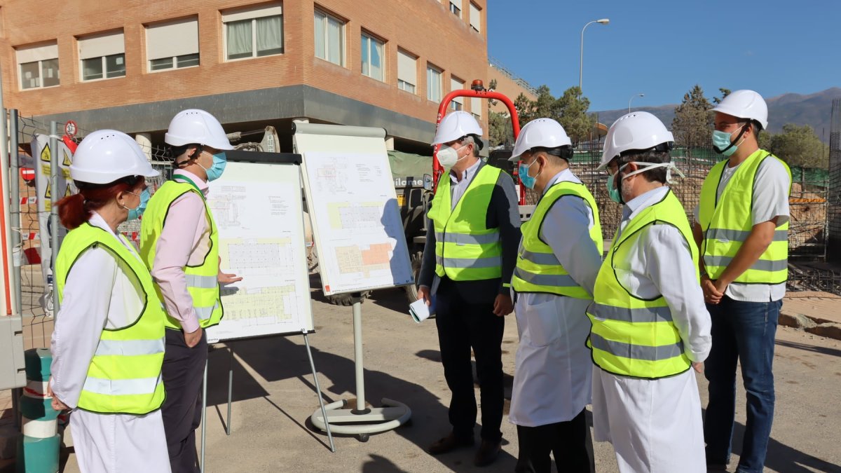 Visita del delegado de Salud para ver el estado de las obras en el Hospital de Poniente.