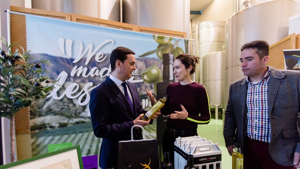 Tiendas y almazaras ofrecen producto de primera calidad. y kilómetro cero