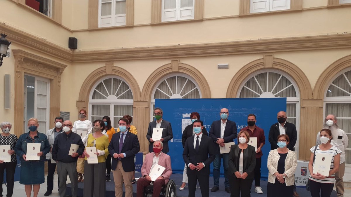 Foto de familia tras la entrega de las ayudas a los 21 colectivos.