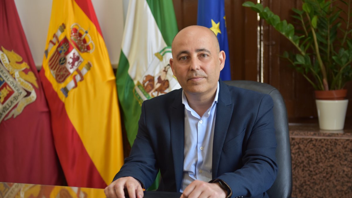 El alcalde de Huércal Overa en su despacho de la alcaldía huercalense.