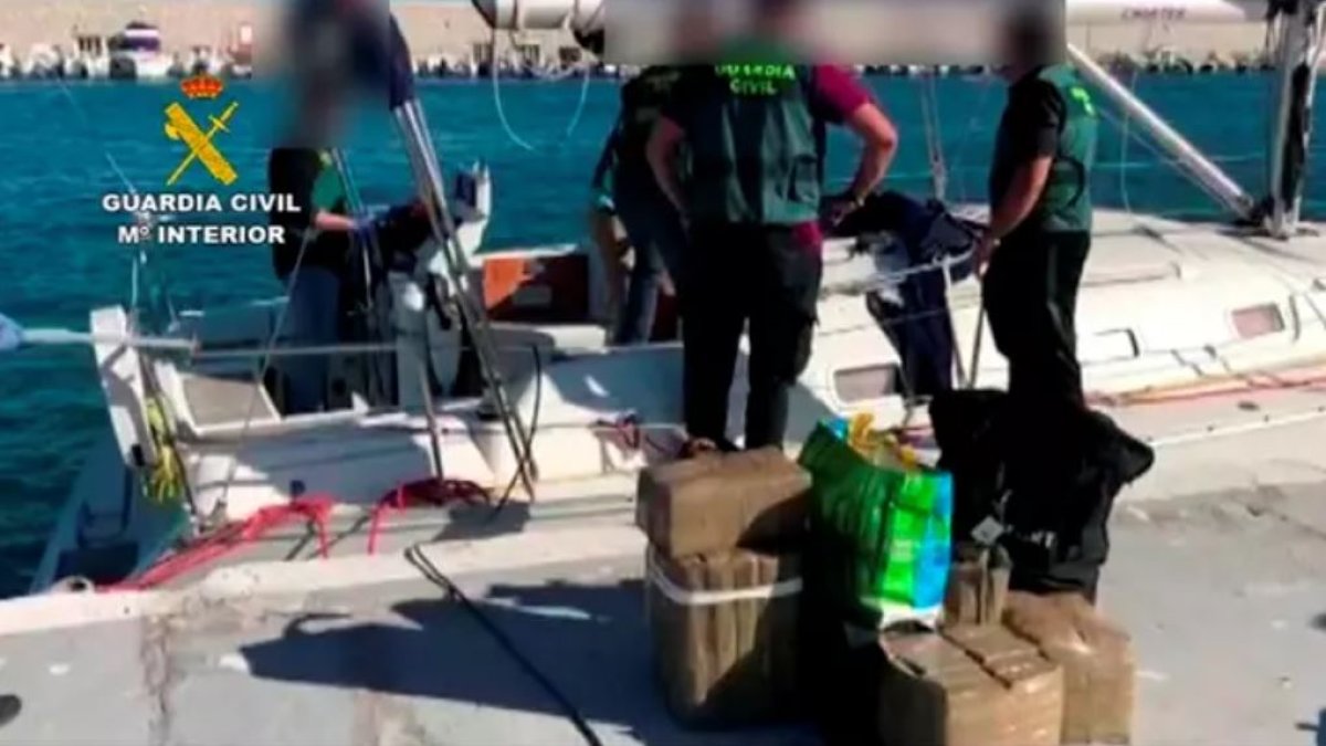 La Guardia Civil tras intervenir uno de los veleros de la banda.