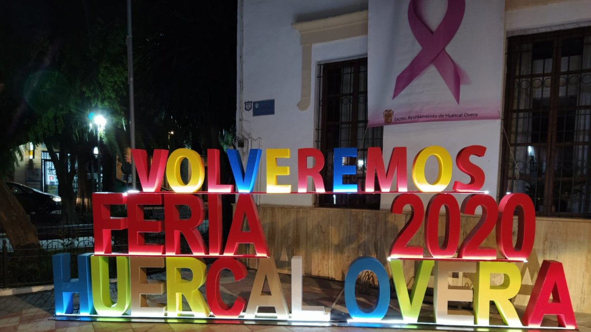 Letrero ante el Ayuntamiento huercalense.