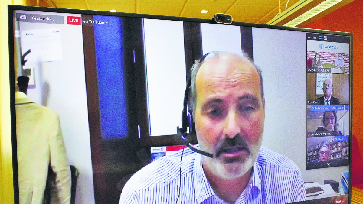 David Uclés aportando su visión al debate.