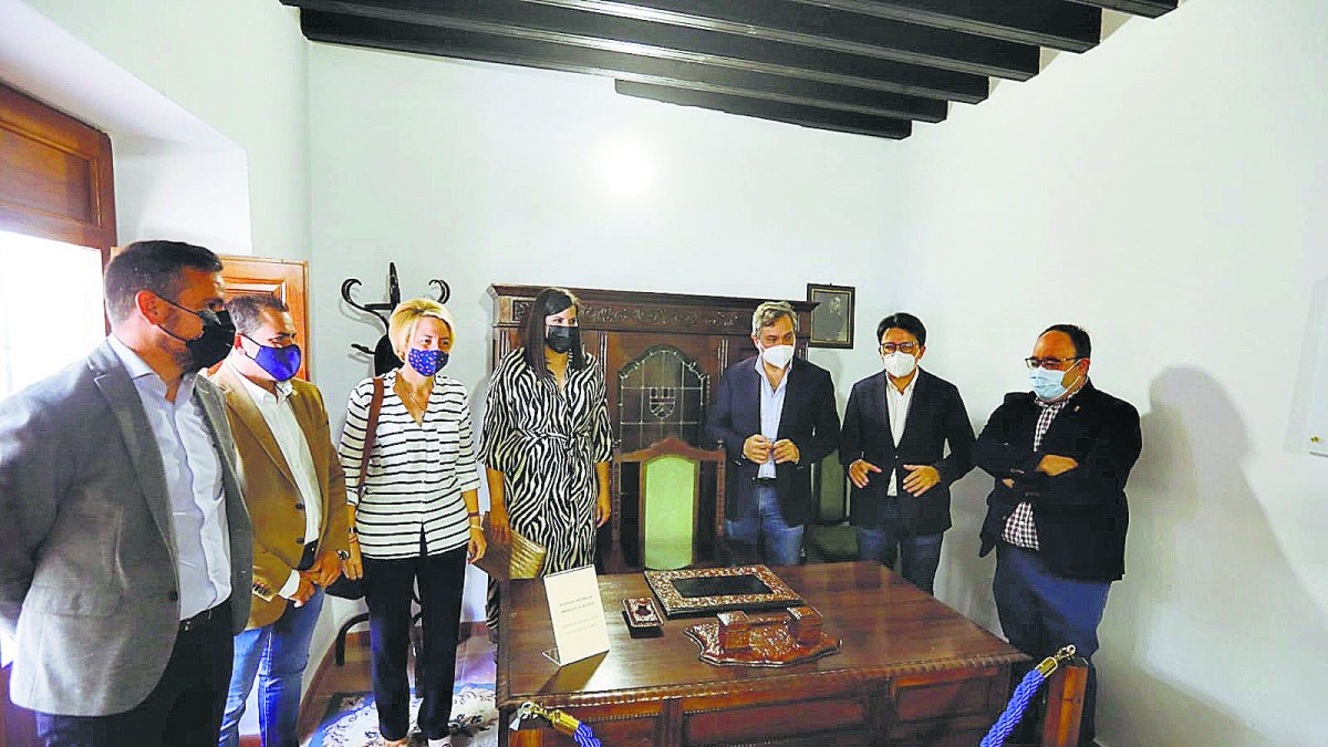 Varias autoridades políticas e historiadores estuvieron en el acto.