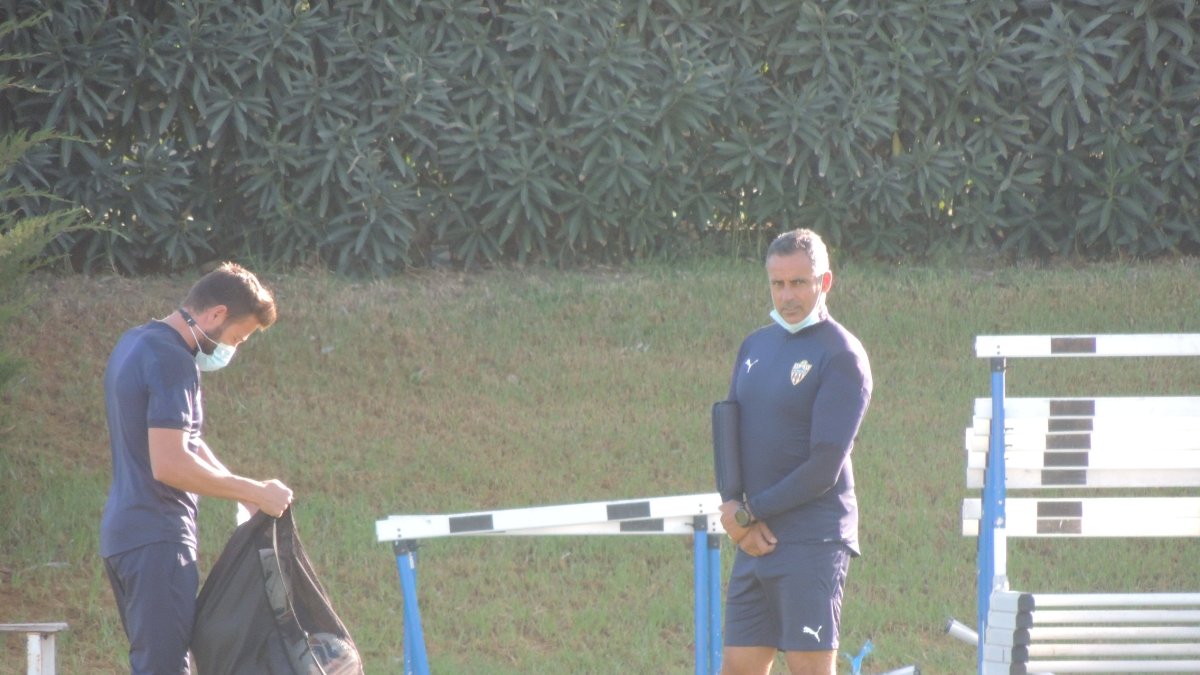 El míster portugués en el Anexo con su libreta.