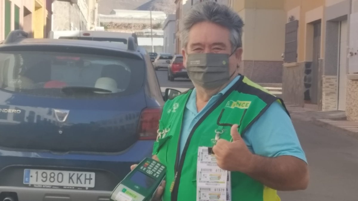 Miguel Rodríguez es el vendedor de la ONCE que ha repartido el premio.