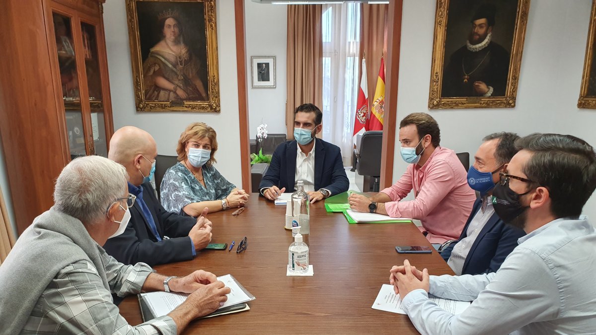 El Ayuntamiento y el Consejo Pro Salud Mental estrechan lazos para trabajar a favor de una Almería cada vez más sana.