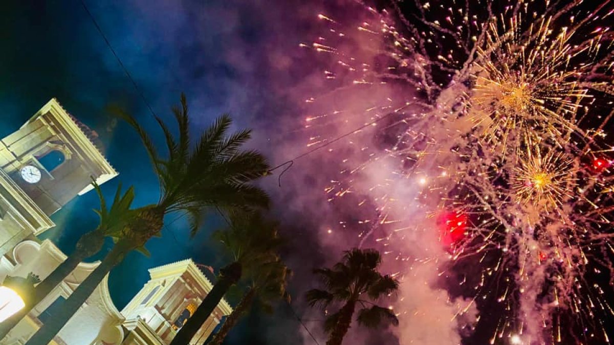 Castillo de Fuegos Artificiales y la iglesia de Nuestra Señora de la Asunción huercalense.