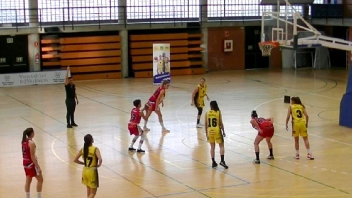 Las almerienses imponen su ley en Valencia.