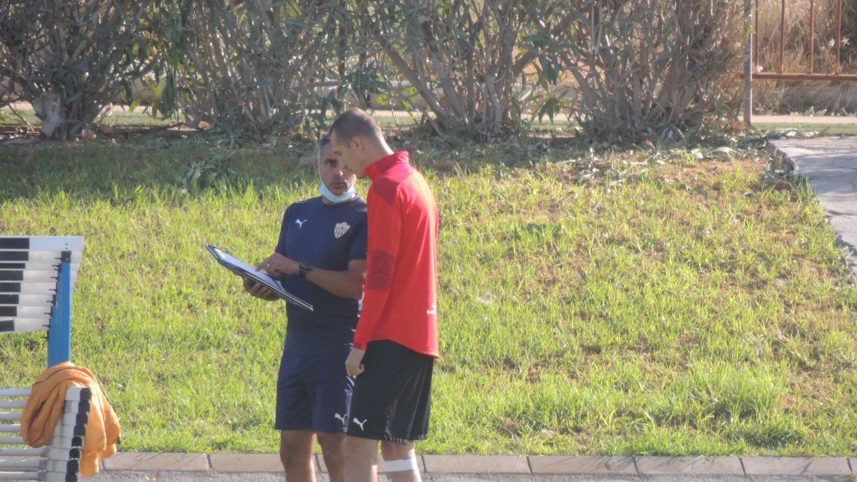 José Gomes habla con Petrovic.