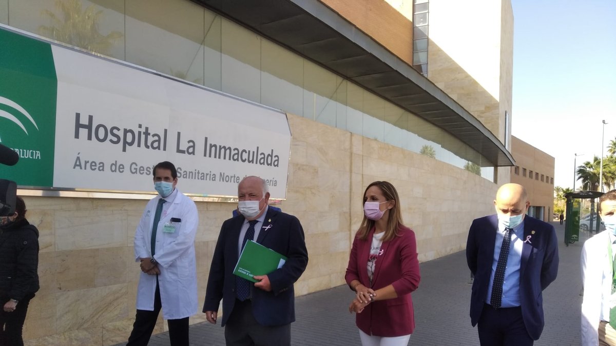 El consjero de Salud, Jesús Aguirre, junto al gerente del Área Sanitaria Norte de Almería y la delegada de la Junta en Almería, Maribel Sánchez.