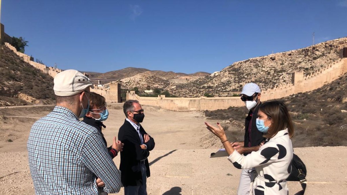 El equipo redactor del proyecto junto a la concejal de Urbanismo, Ana Martínez Labella, y los técnicos municipales al inicio de la visita