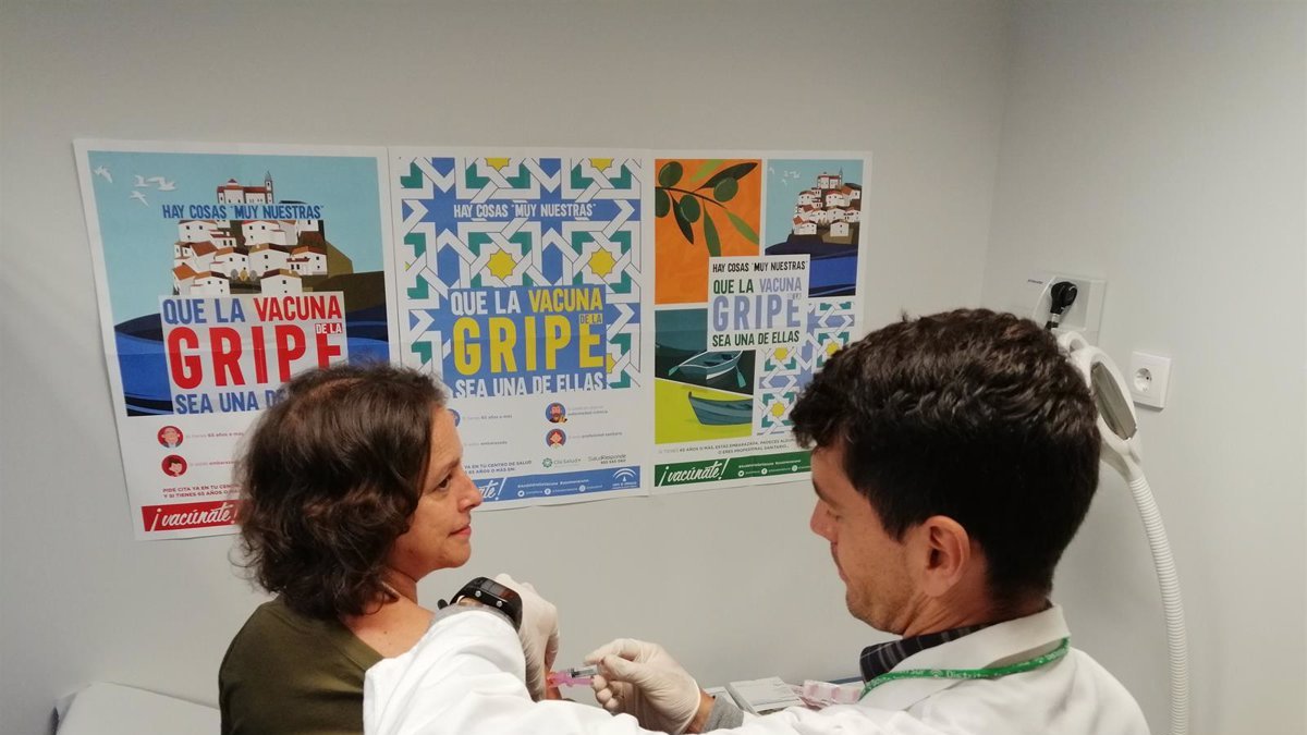 Vacunarse de la gripe es ahora más importante que nunca, dicen los expertos.