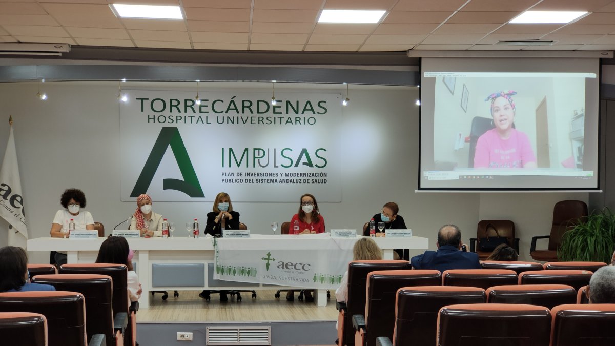 Participantes en la mesa redonda de la Jornada Mundial Contra el Cáncer de Mama.