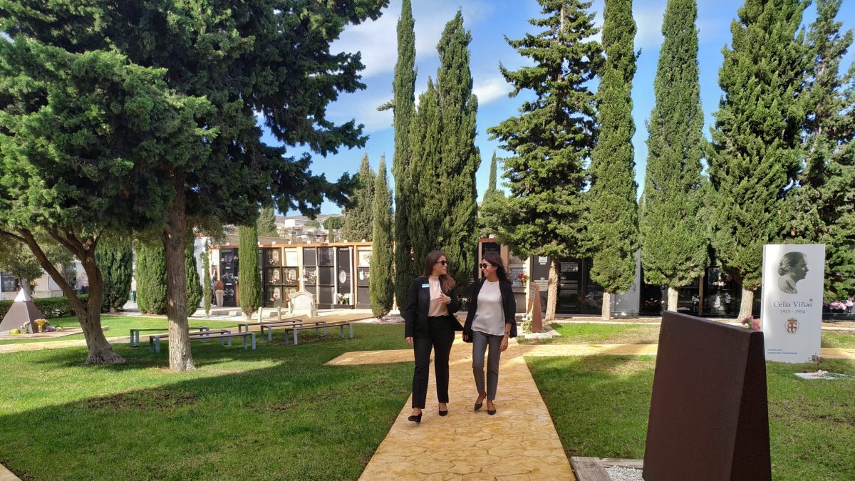 Sacra Sánchez visita el cementerio de San José en el Día de Todos los Santos.