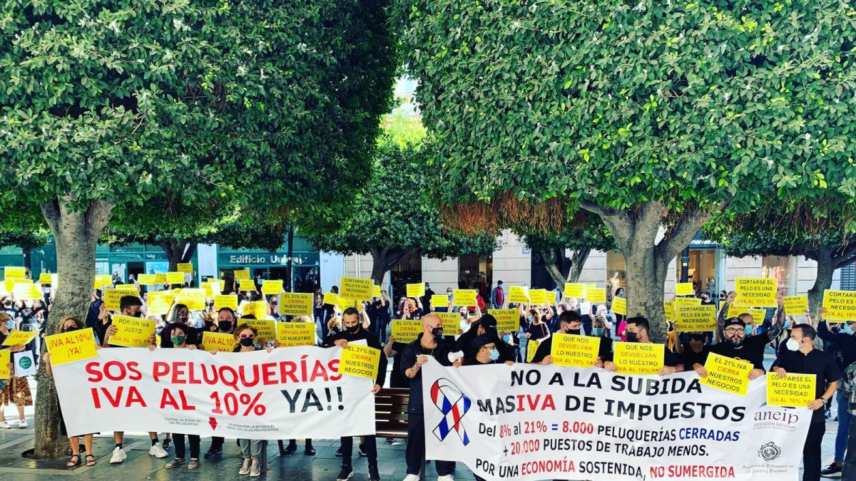 Profesionales de la peluquería, a una por la bajada del IVA.