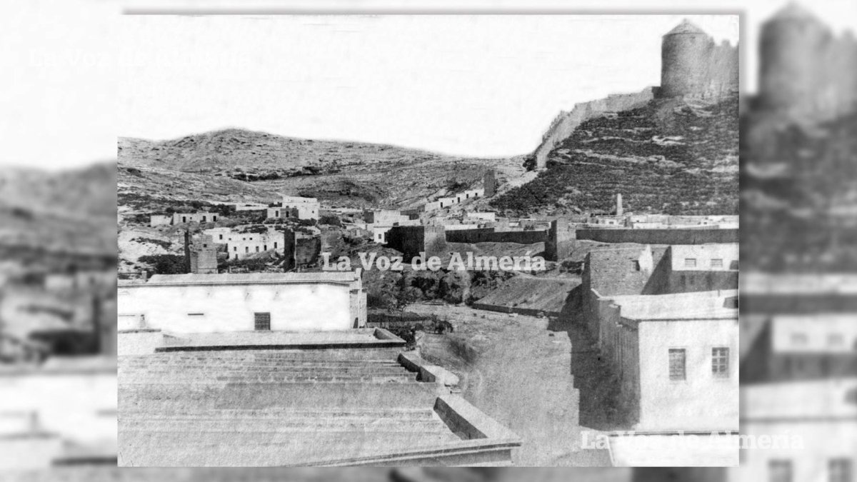La vieja rambla de los Maroneros, hoy Avenida del Mar, en el siglo XIX. Al fondo se ven las murallas y las primeras casas del barrio de Chamberí.