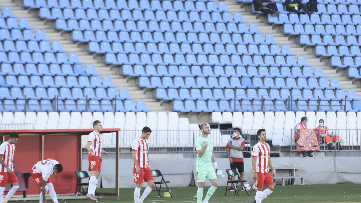 Los jugadores del Almería tienen que salir del túnel.