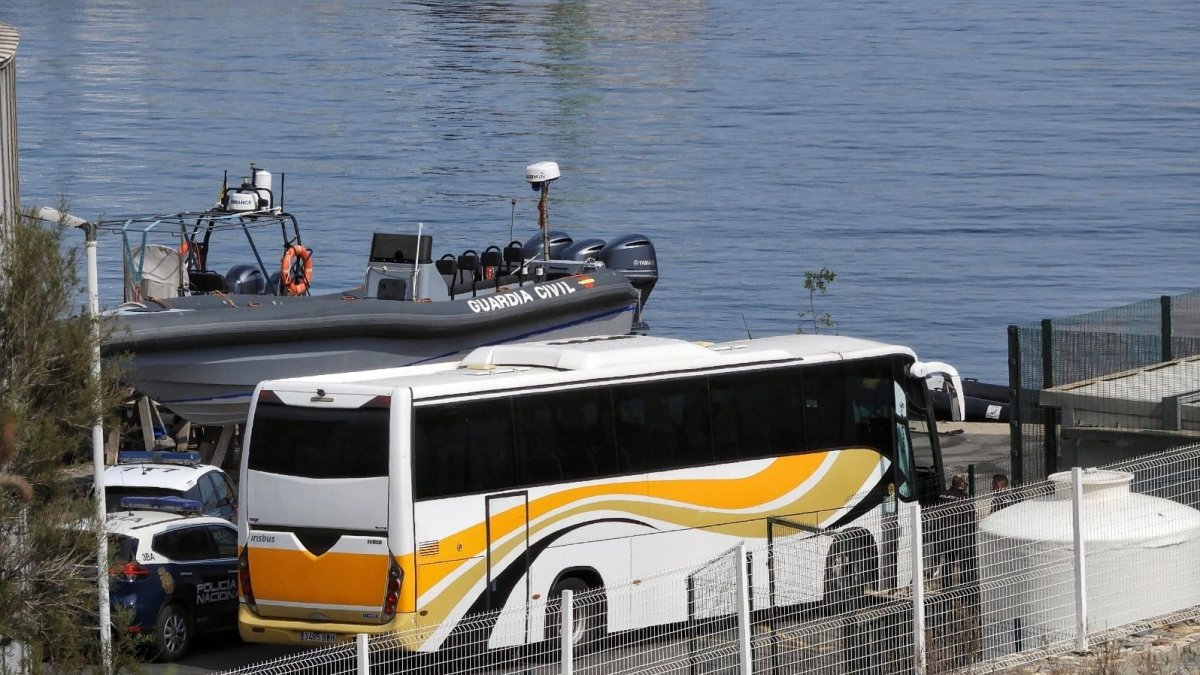 Traslado de inmigrantes en el Puerto de Almería (Foto: @Héroesdelmar)