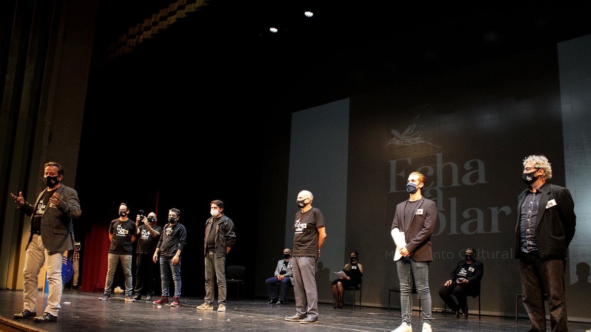 El presidente presentando a los responsable de cada una de las disciplinas artísticas.